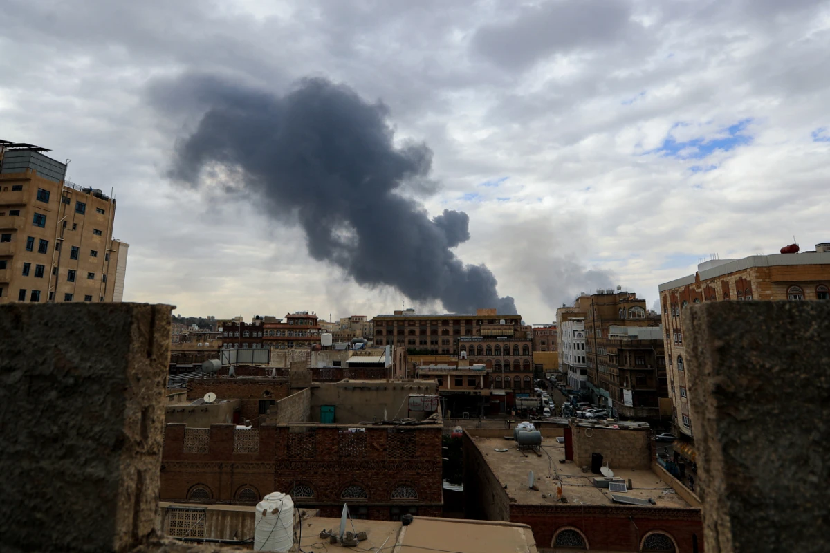 Dunkle Rauchwolken über Sanaa