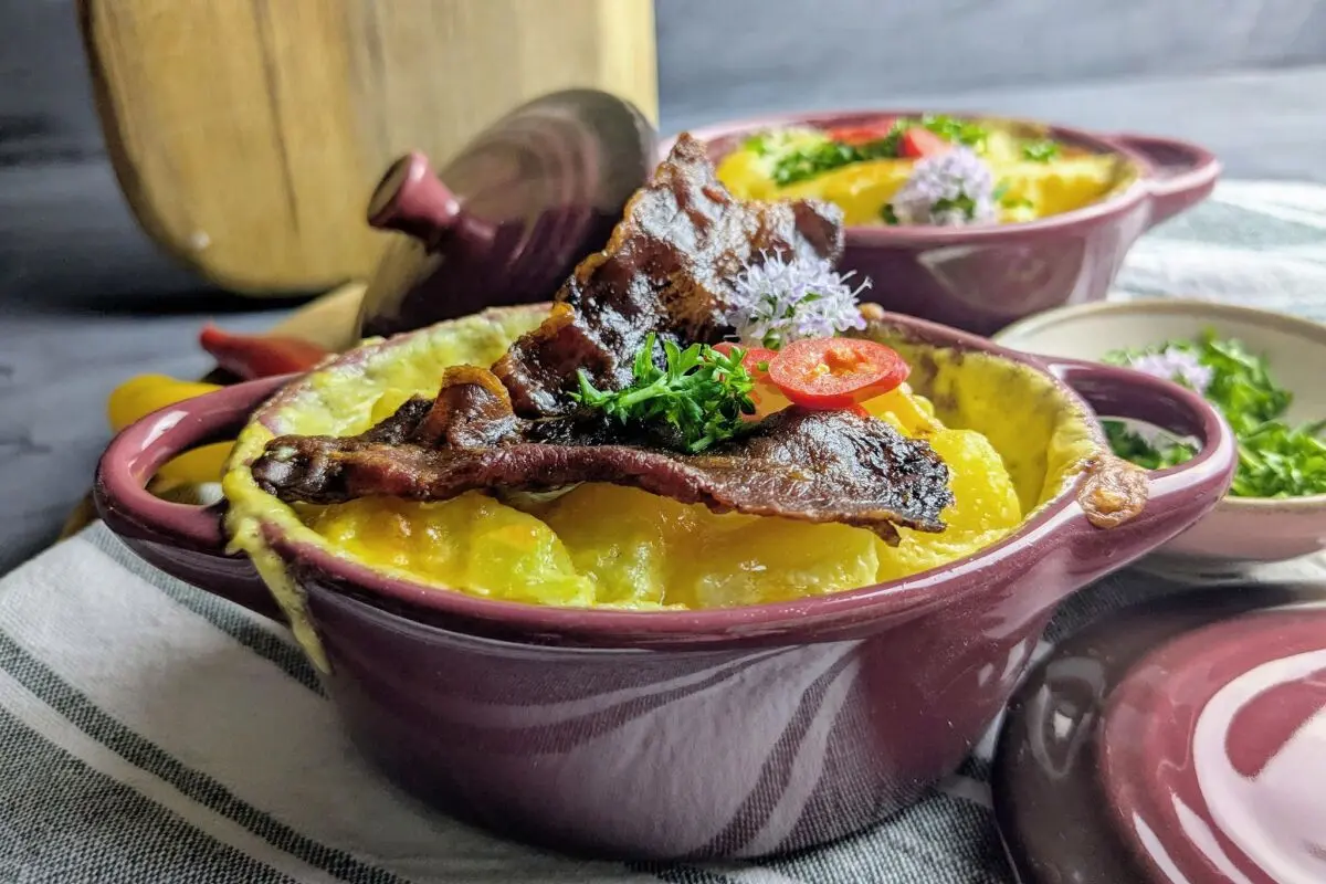 Rund um den Auflauf werden die Schälchen mit den Toppings platziert