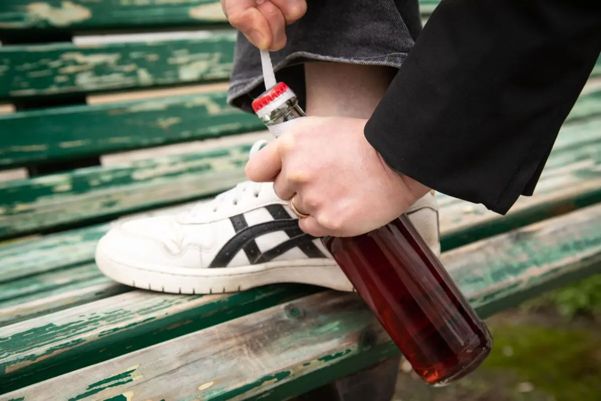 Schnürsenkel mit einem Ruck nach oben ziehen