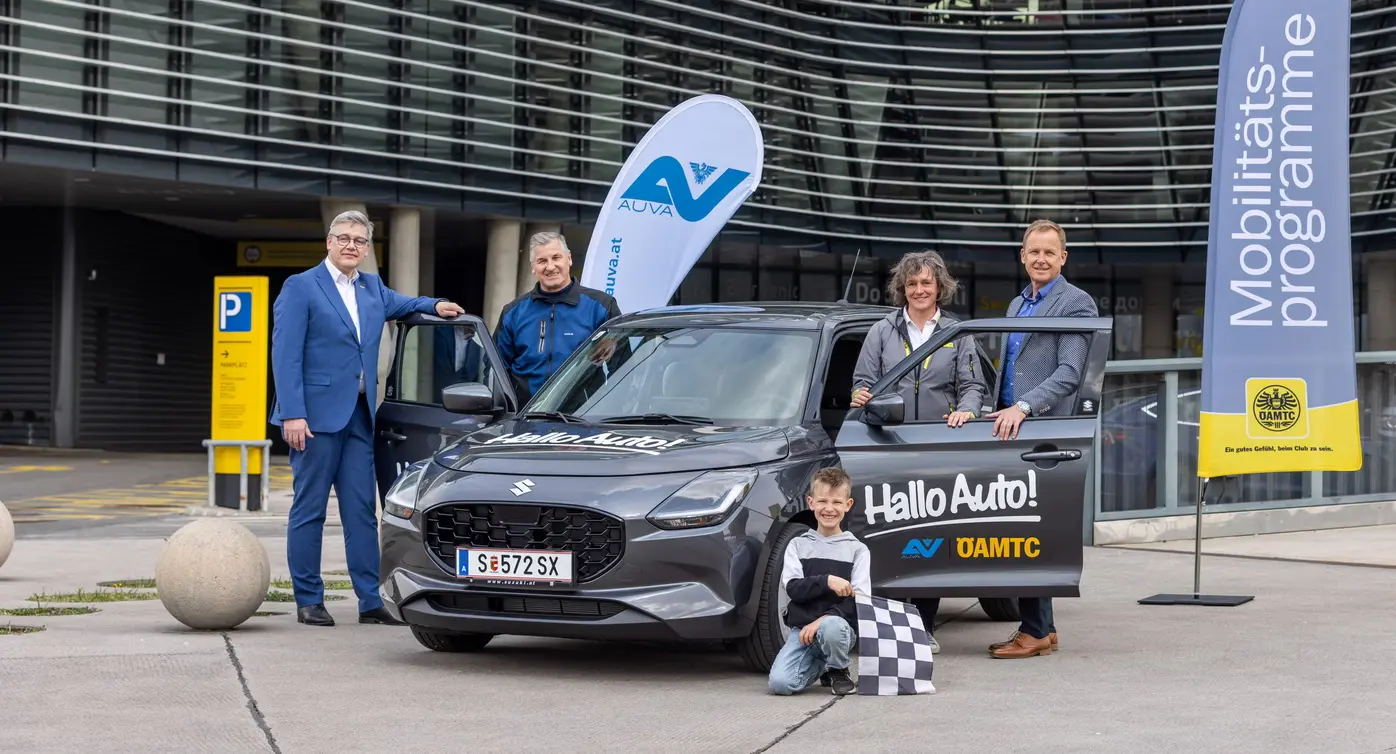 Vier neue Suzuki SWIFT Hybrid für Verkehrssicherheitsprojekt „Hallo Auto“