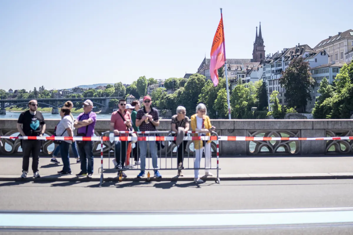 Zaungäste warten auf die Eröffnungsparade für den ESC 2025
