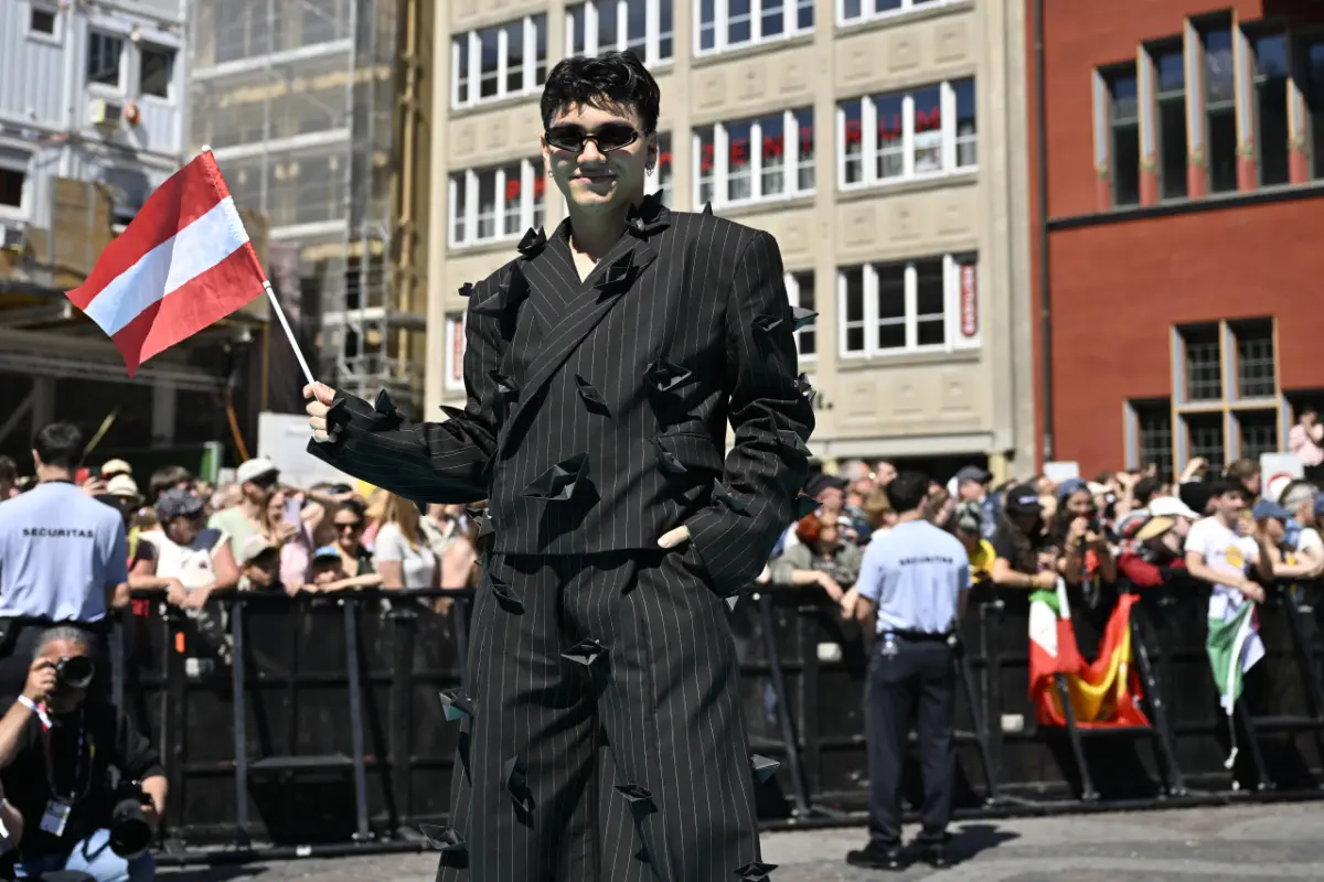 Österreichs ESC-Hoffnung JJ bei der Eröffnungsparade am Sonntag