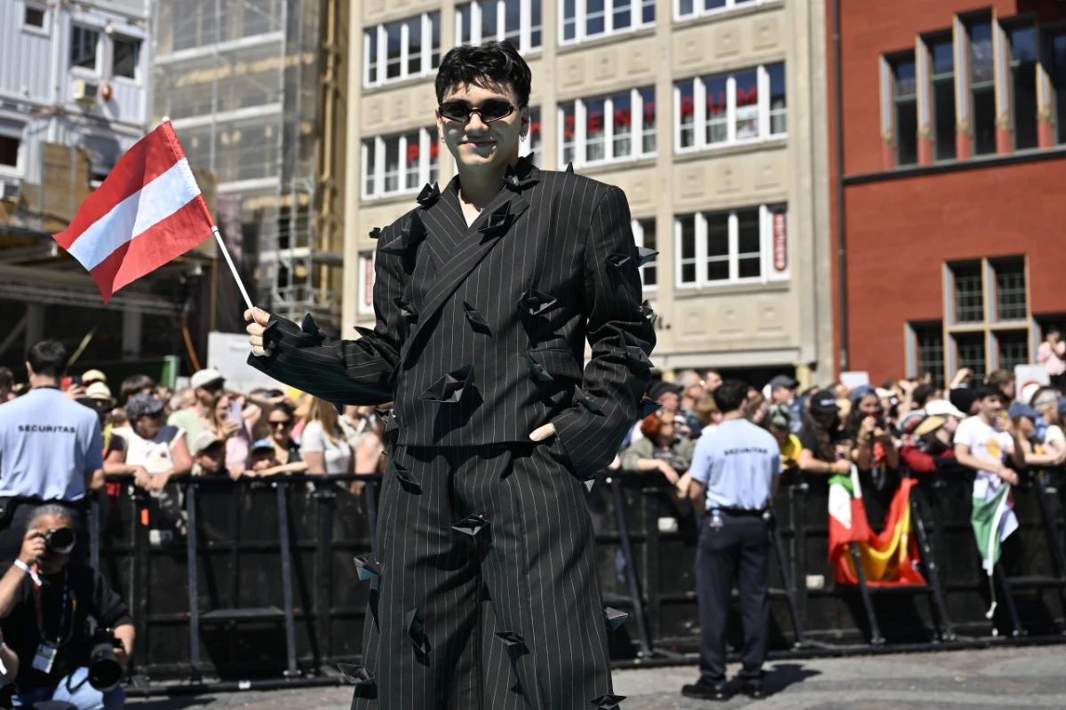 Österreichs ESC-Hoffnung JJ bei der Eröffnungsparade am Sonntag