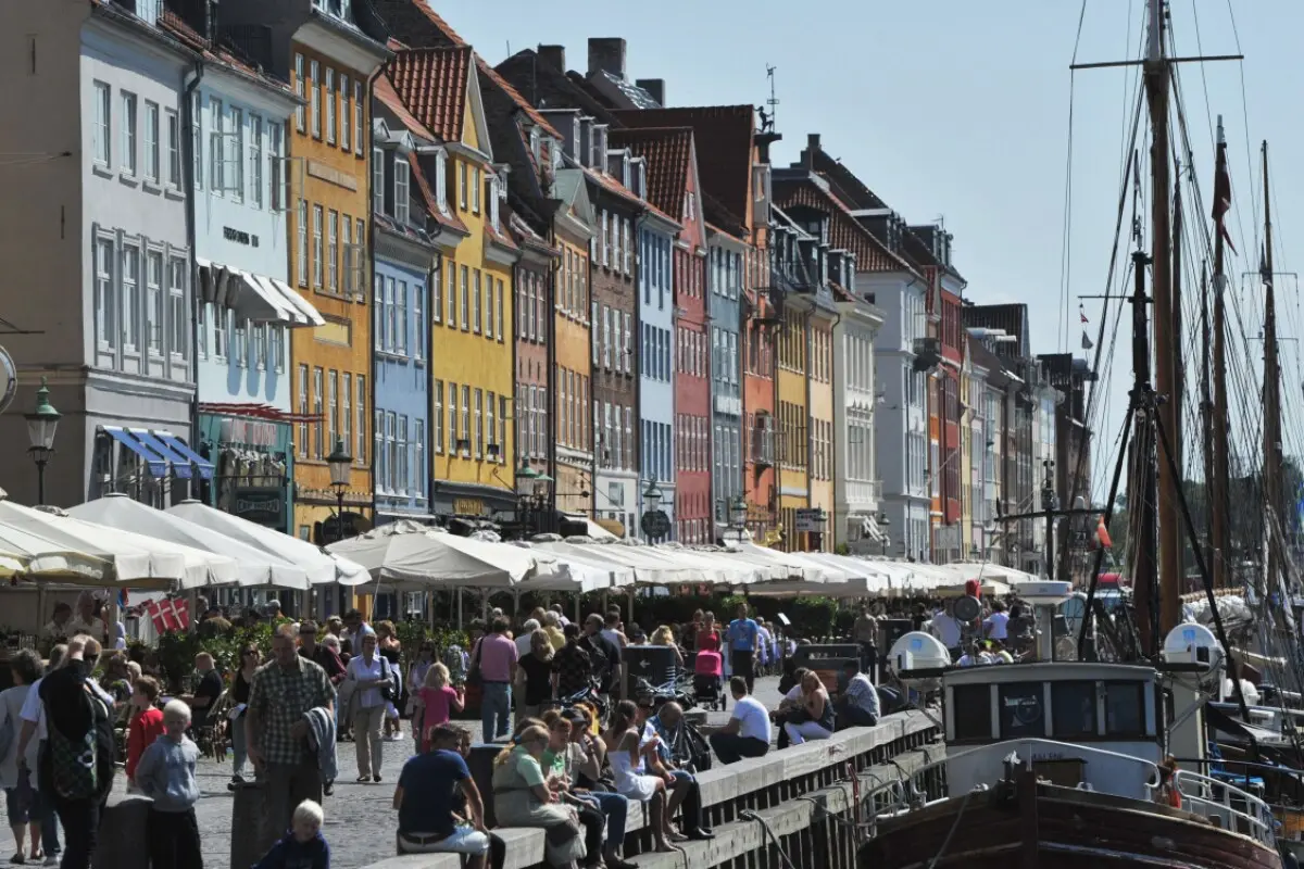 Buntes Treiben im Hafenviertel von Kopenhagen