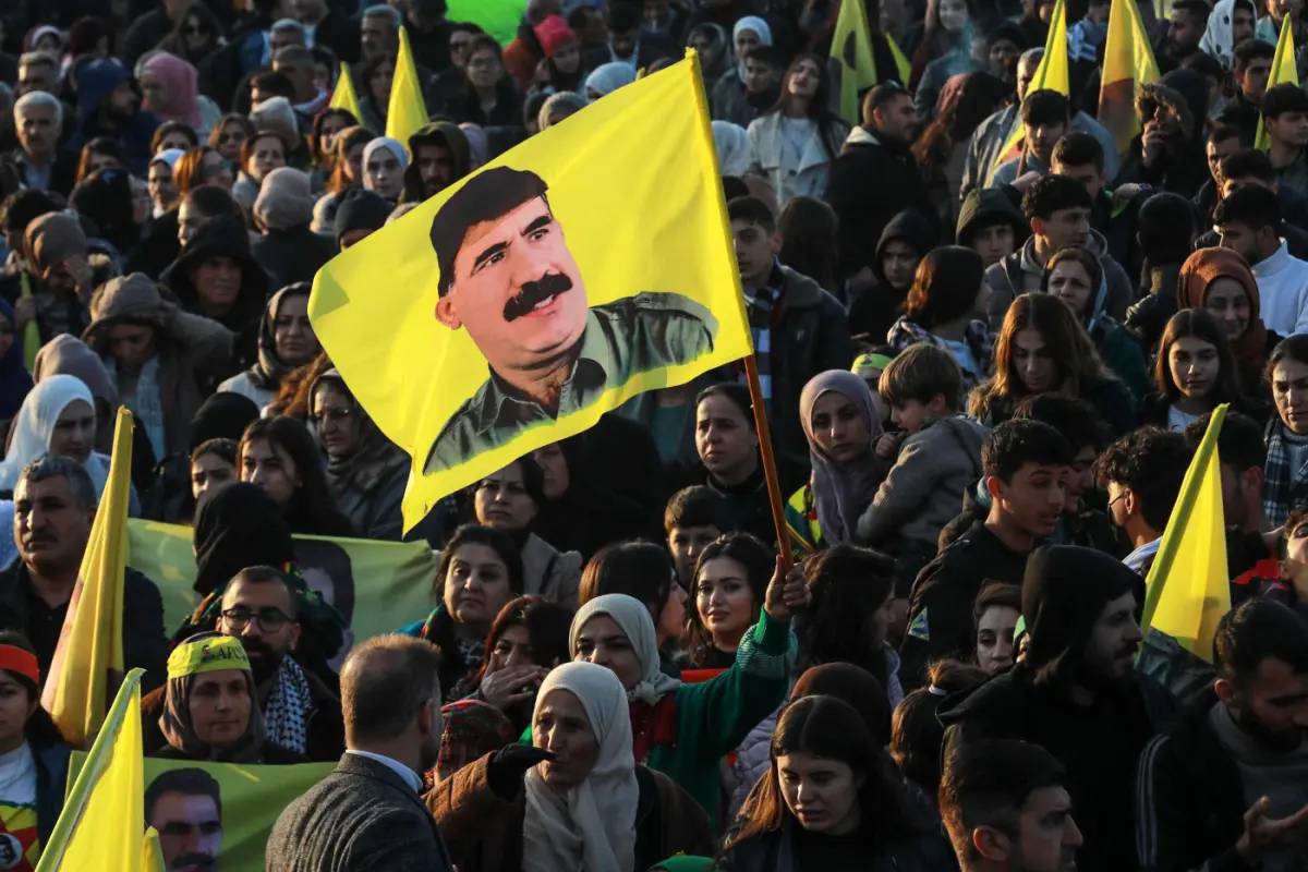 Eine Flagge mit PKK-Gründer Abdullah Öcalan