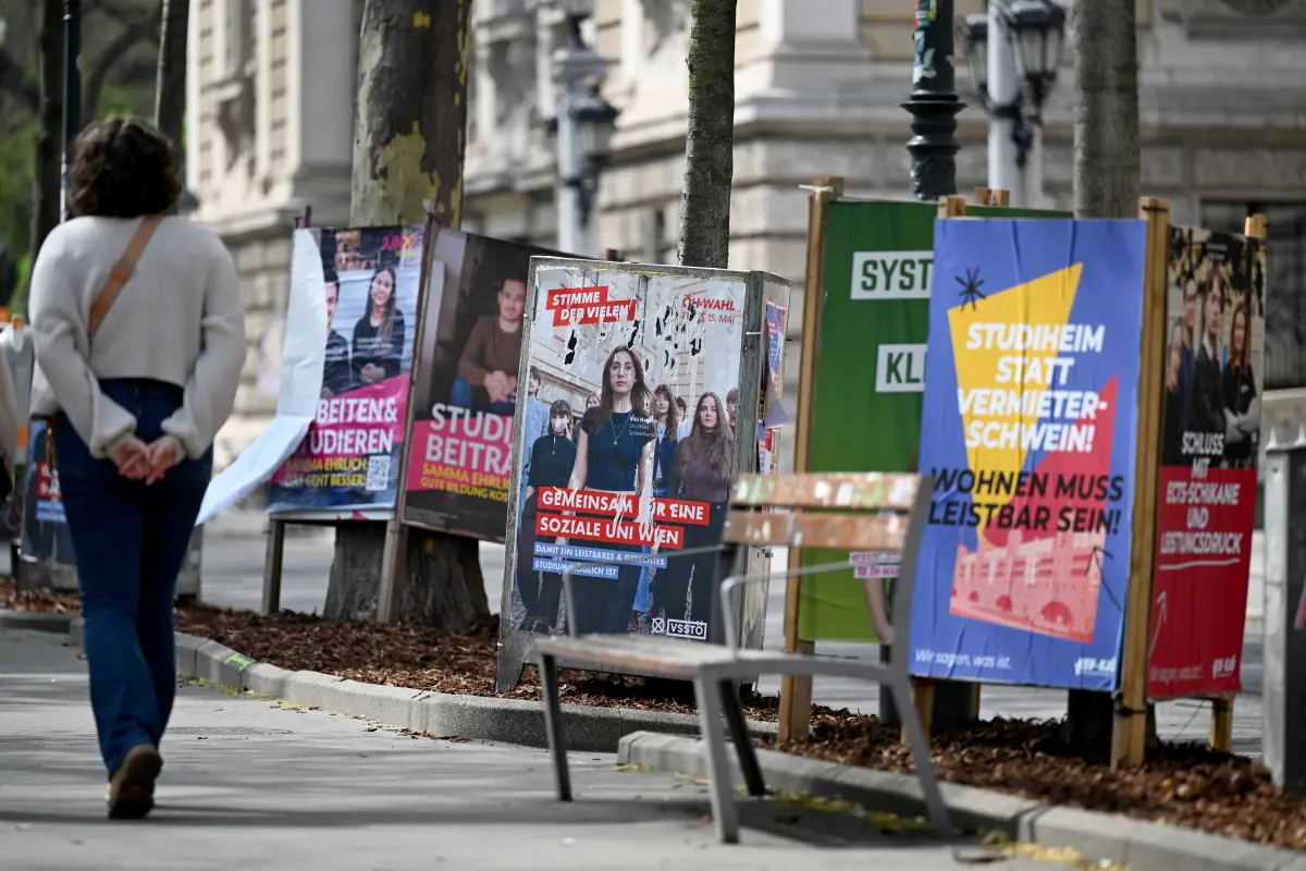 Plakatflut vor den Unis