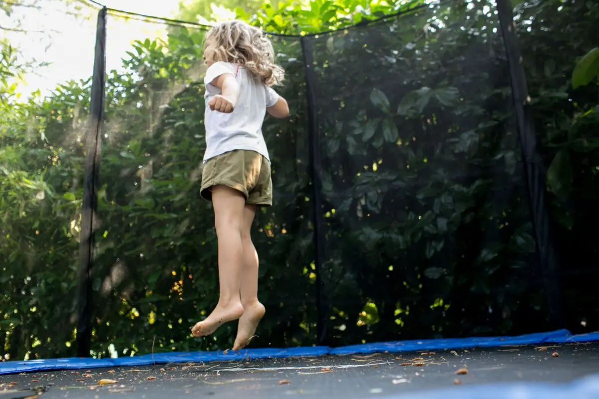 Das Trampolin sollte regelmäßig auf Roststellen geprüft werden