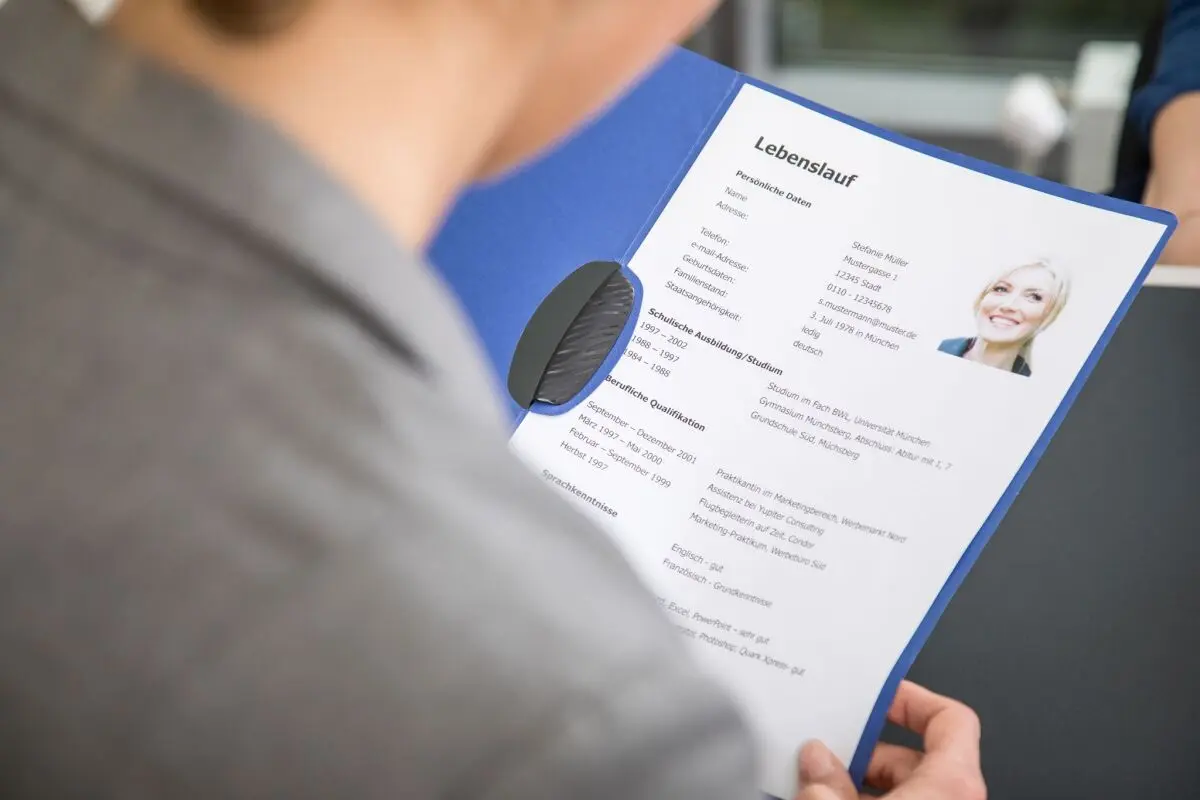 KI-Tools können bei der Generierung von Bewerbungsfotos helfen