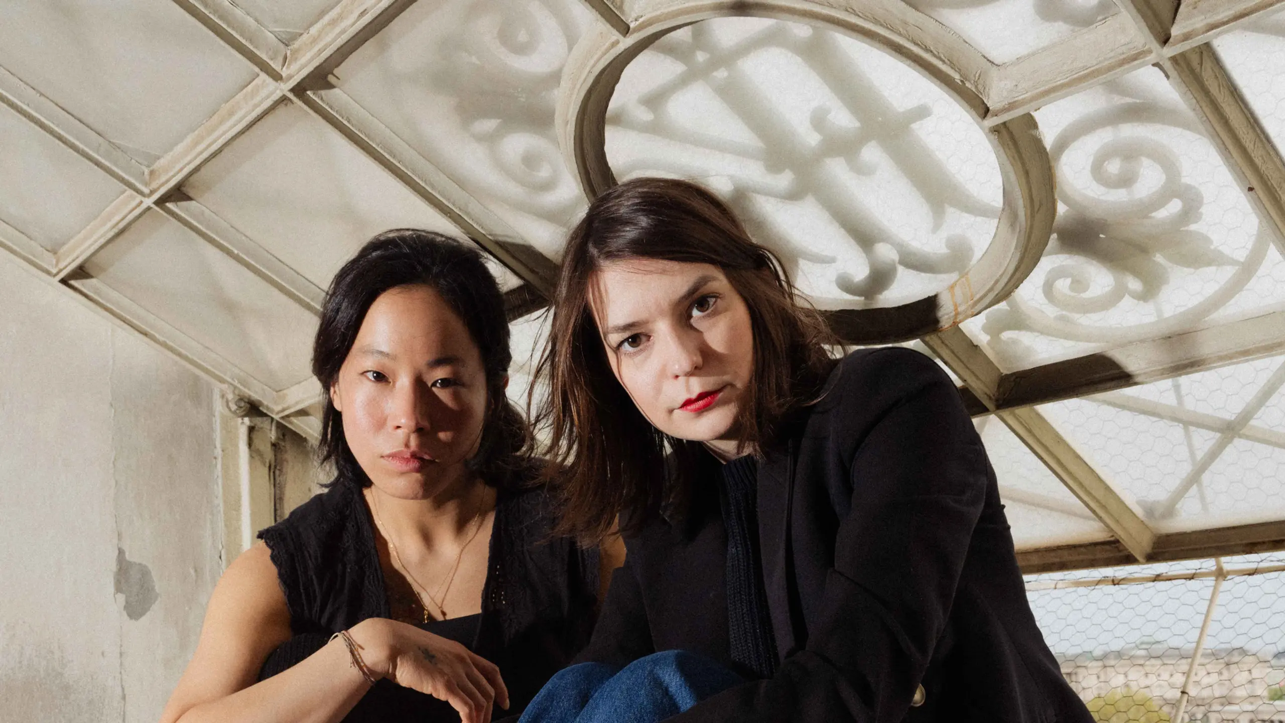 Kotti Yun und Marie Schleef am Lusterboden des Burgtheaters