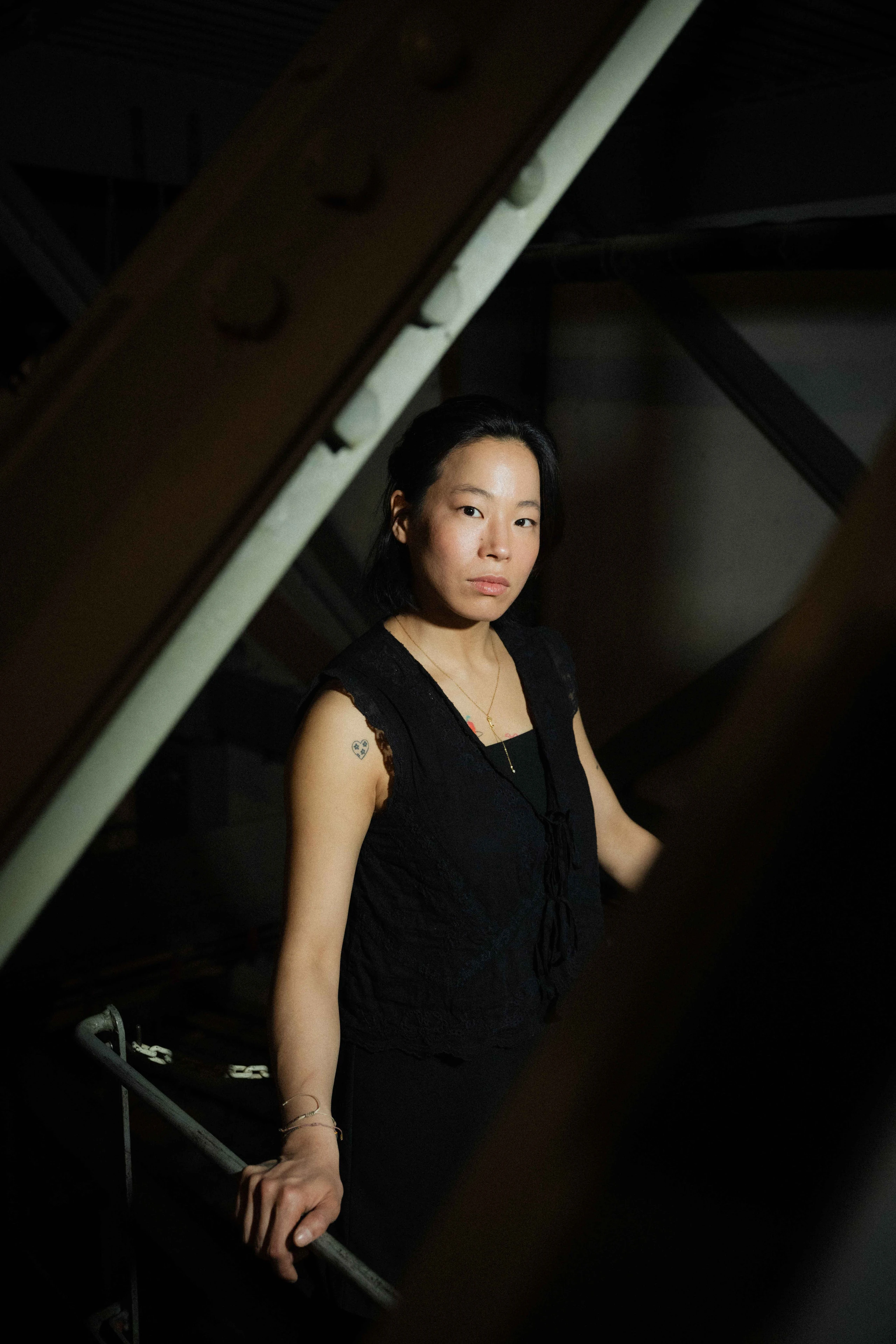 © Christoph Liebentritt Schauspielerin Kotti Yun am Dachboden des Burgtheaters