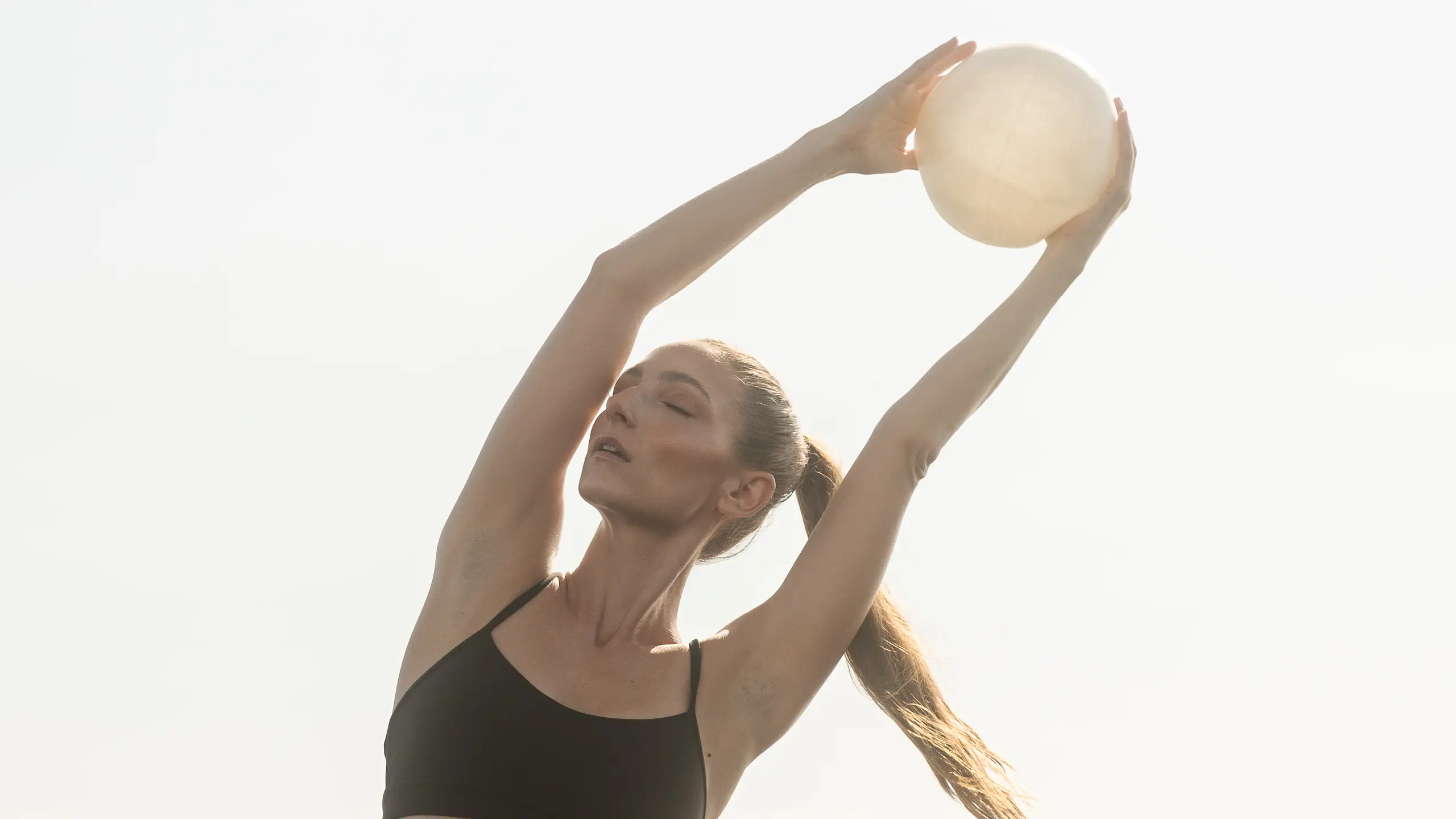 Eine Frau macht Pilates am Strand