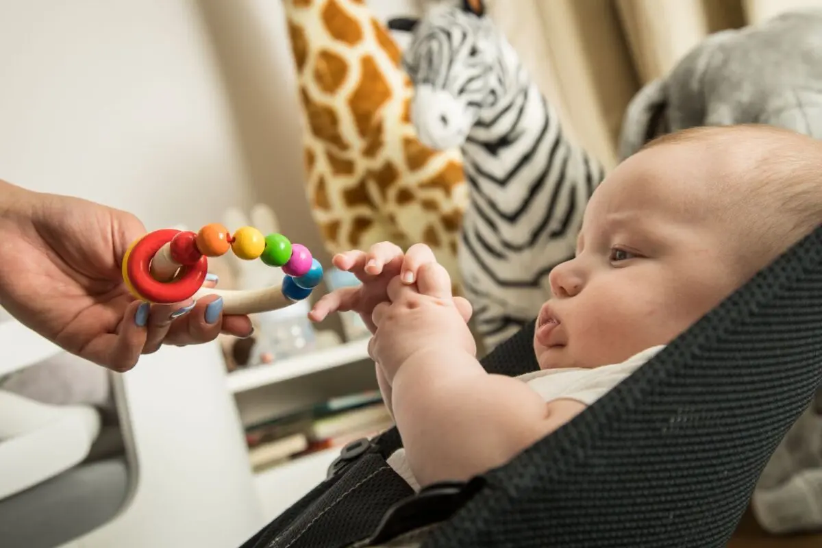 Das Bläschen-Pusten deutet auf ein entspanntes, zufriedenes Baby hin
