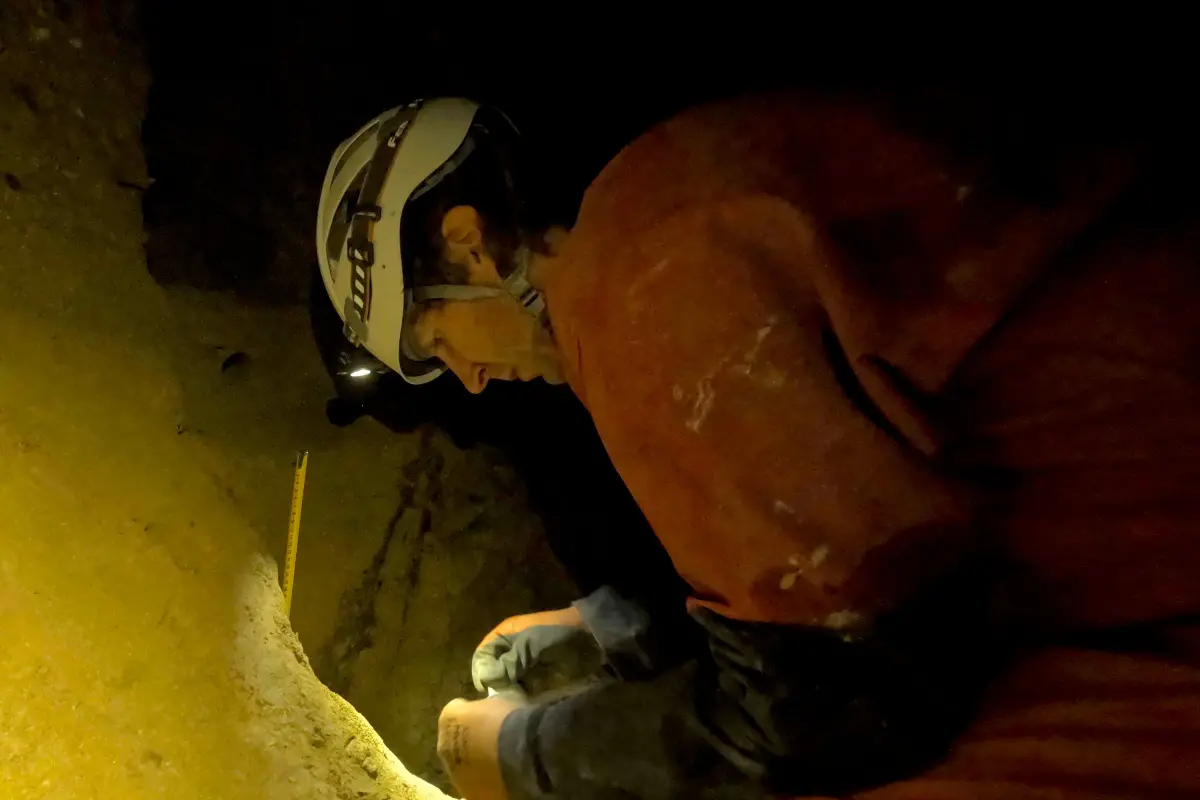 Paul Wilcox beim Erfassen der Sedimentproben in der Höhle Devils Canopy Cave
