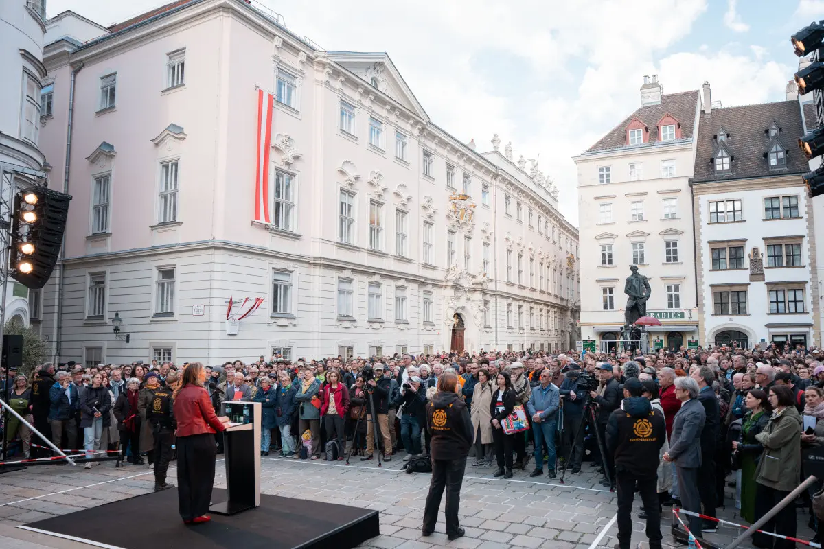 Lea Ypi hielt am Wiener Judenplatz eine Rede
