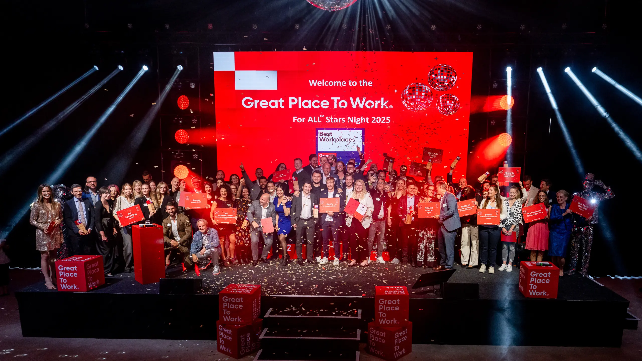 Preisträger:innen auf der Bühne der For All Stars Night 2025