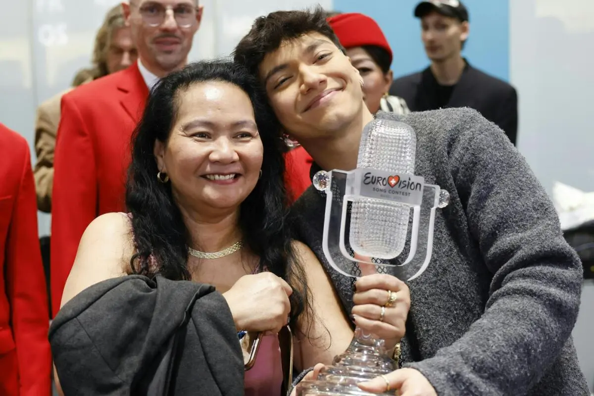 JJ mit seiner Mutter und der ESC-Trophäe am Flughafen