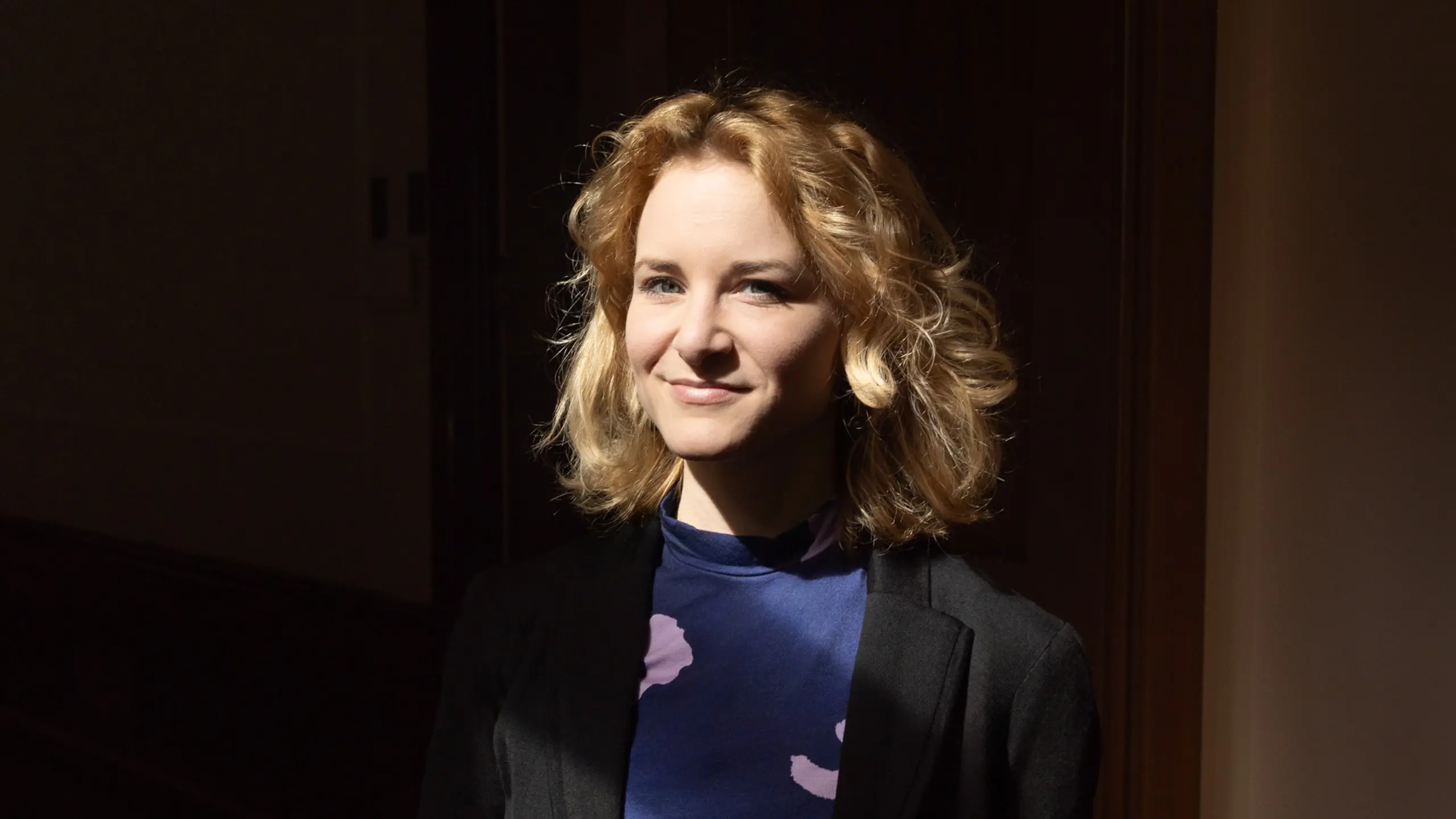 Eva-Maria Holzleitner, Bundesministerin für Frauen, Wissenschaft und Forschung, steht in der Tür in ihrem Büro