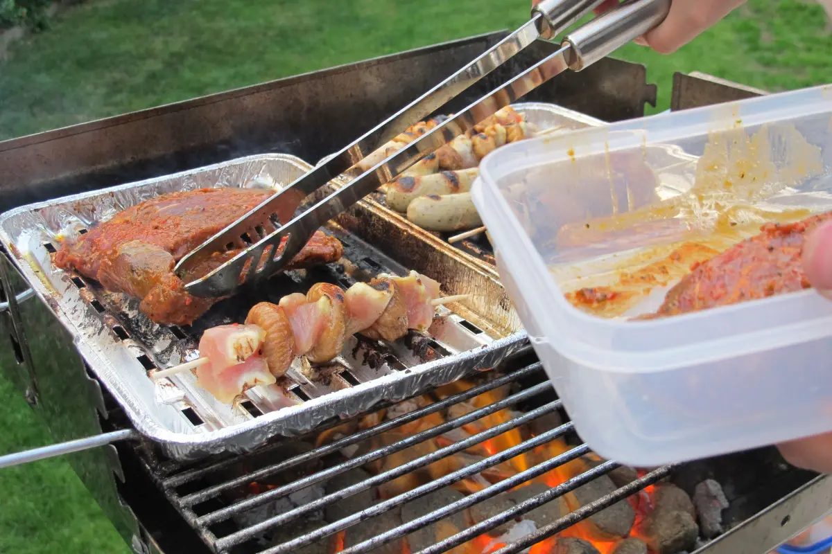 Aluschalen und gewürztes Grillgut sind keine gute Kombination