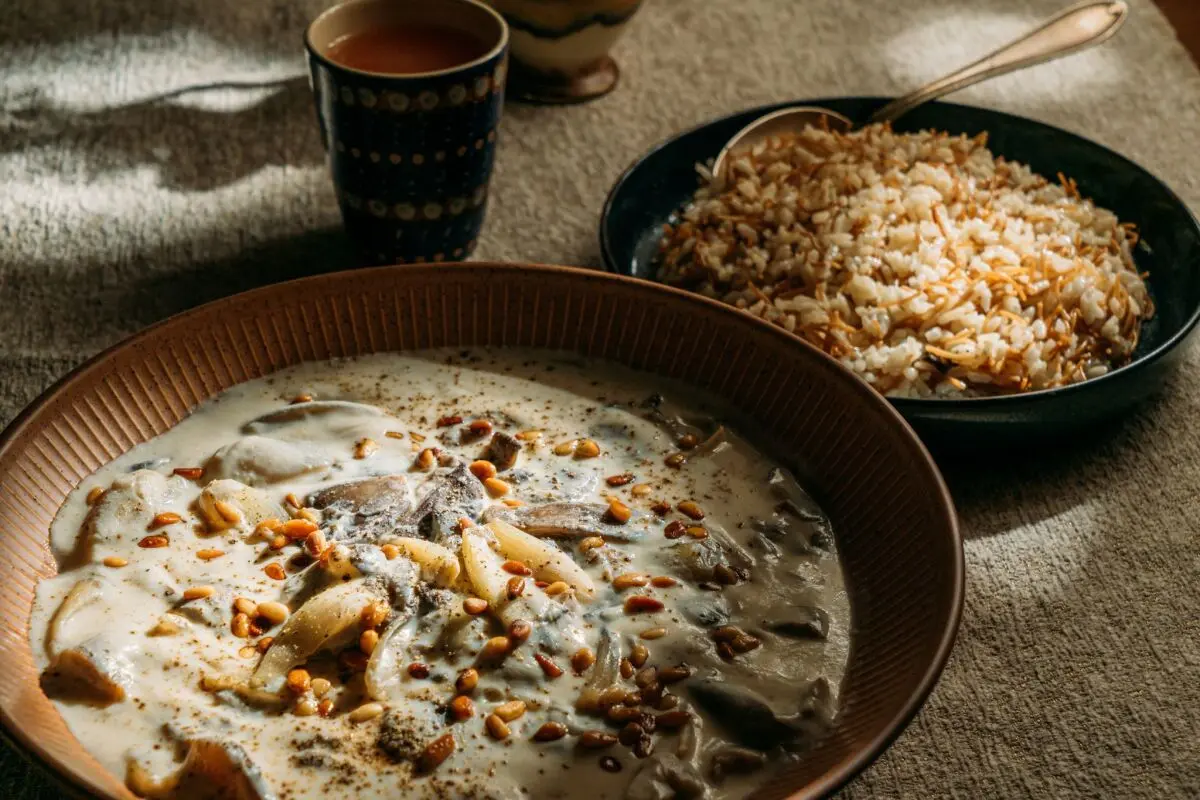 Shakriyeh vegan: Pilze ersetzen das Lammfleisch, Sojajoghurt das Joghurt aus Kuhmilch