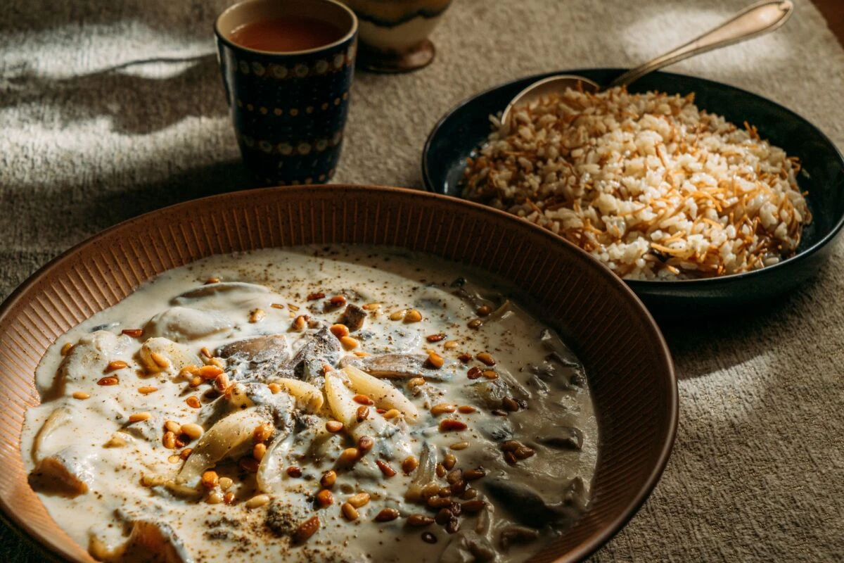 Shakriyeh vegan: Pilze ersetzen das Lammfleisch, Sojajoghurt das Joghurt aus Kuhmilch