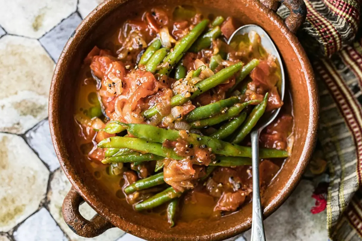 Zimt, Harissa und afrikanische Chili-Paste geben diesen Fisolen in Tomatensoße Geschmack