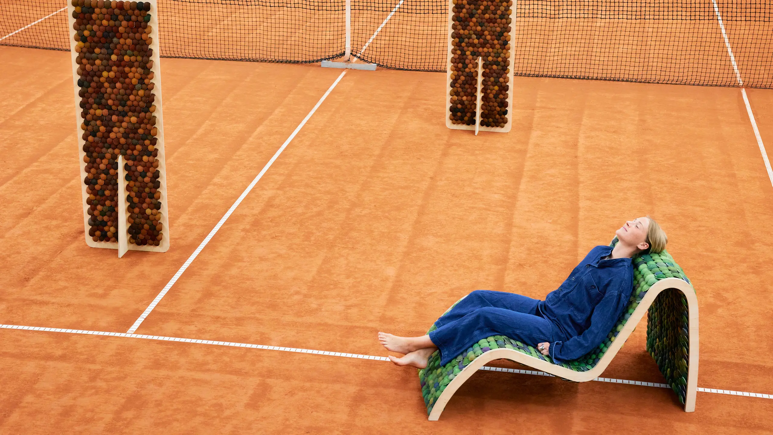 Designerin sitzend auf Loungemöbel aus Tennisbällen