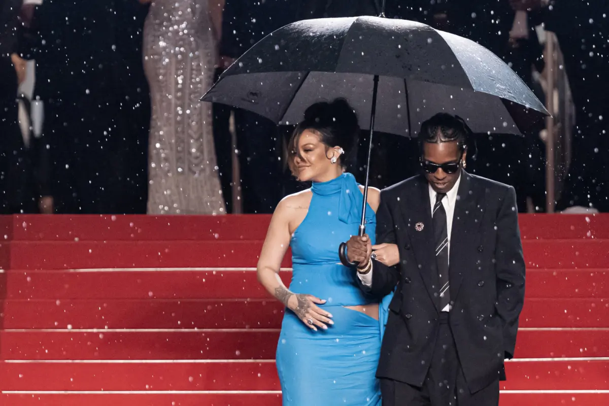 Rihanna und A$AP Rocky im Regen am roten Teppich