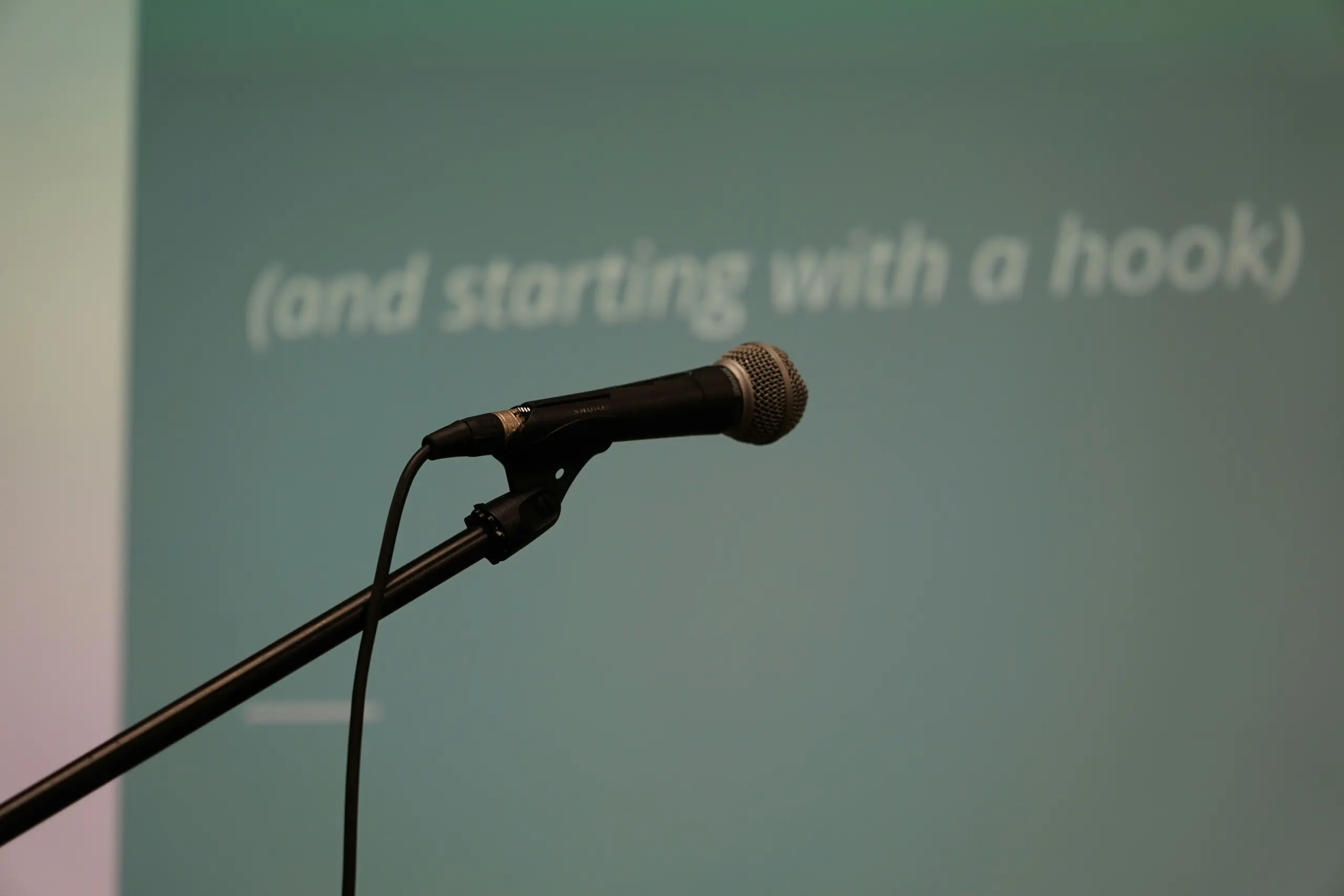 Mikrofon vor einer grünen Wand