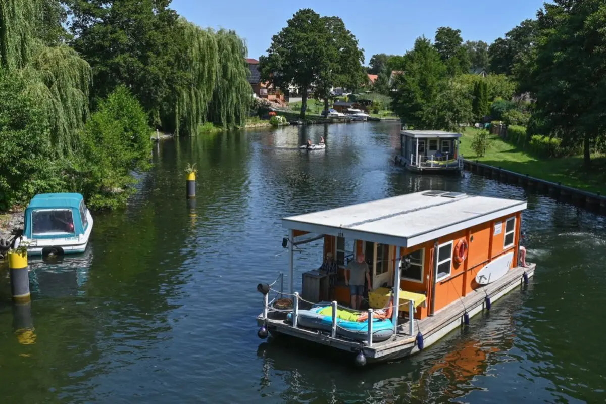 Hausboote vor der Schleuse Wendisch Rietz in Brandenburg