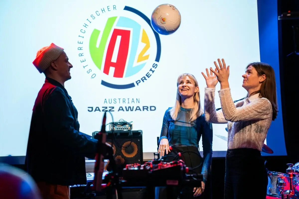 Die Vorjahrespreisträger halten den Jazzball in der Luft