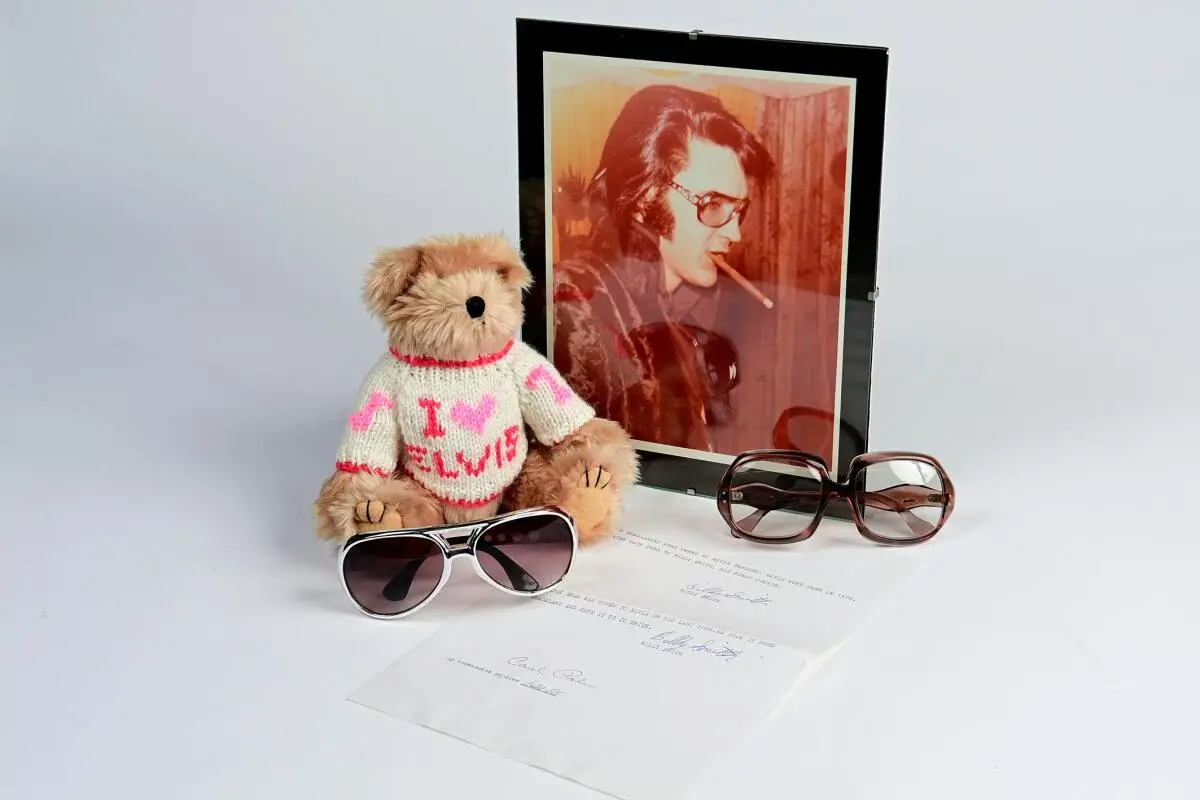 Ein Teddy und Brillen des Kings unter 2.000 Auktionsobjekten