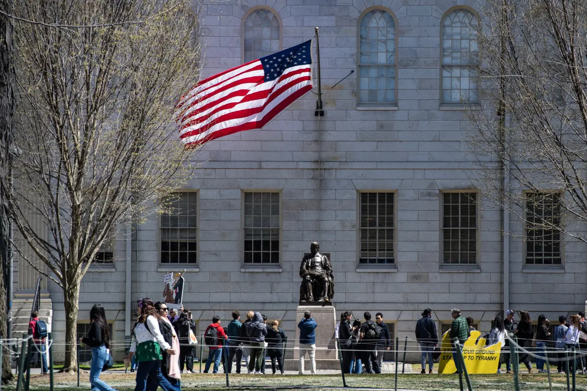 Harvard bezeichnete den Schritt in einer ersten Reaktion als rechtswidrig