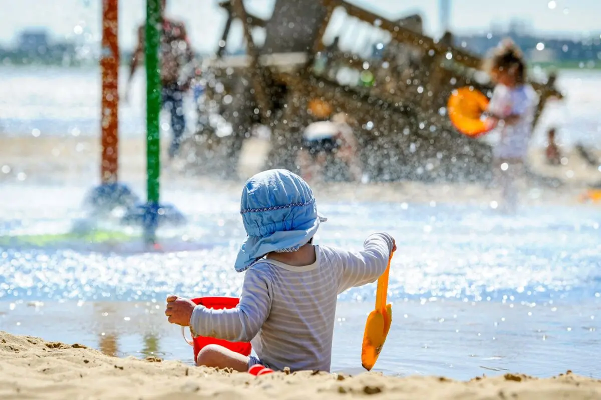 ++ ARCHIVBILD ++ UV-Kleidung ab Schutzfaktor 30 ist für Kinderhaut besonders wichtig