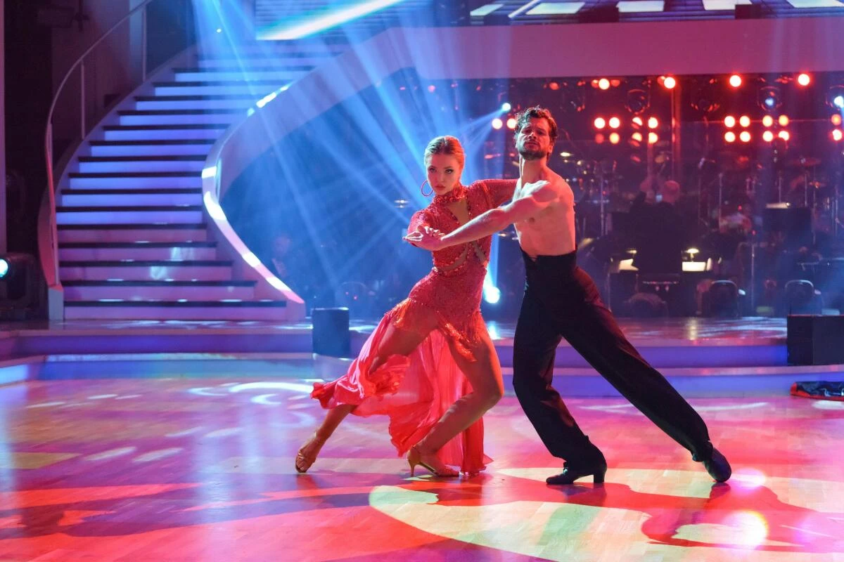 Schauspieler Aaron Karl und Profitänzerin Kateryna Mizera