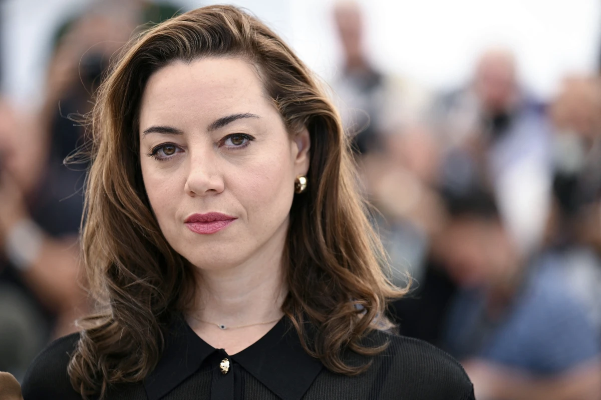 Aubrey Plaza posiert für die Fotografen in Cannes