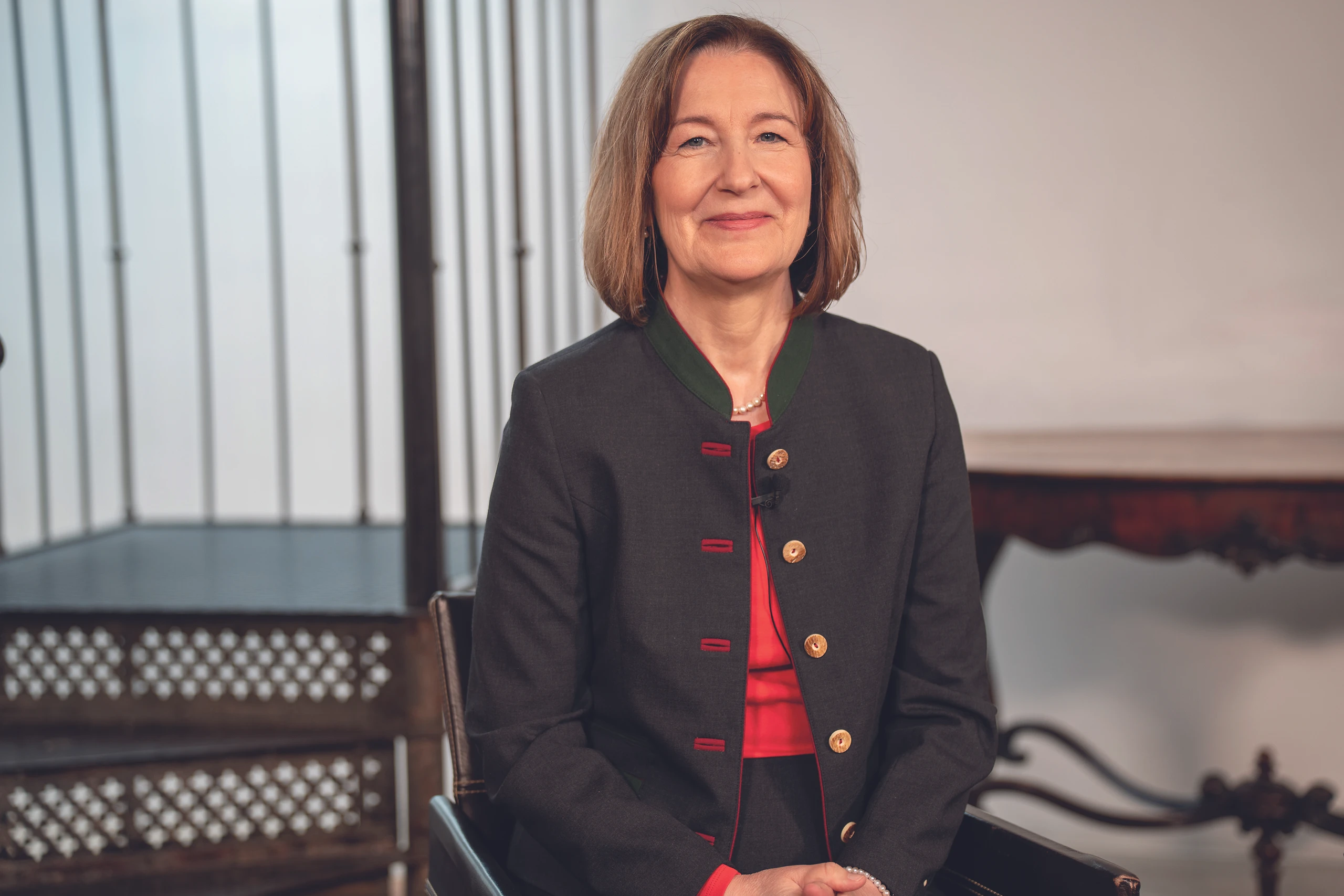 © Alex Rieck Porträt von Christine Kienreich, Pflegedirektorin der Elisabethinen Graz, sitzend in dunkelgrauem Sakko.