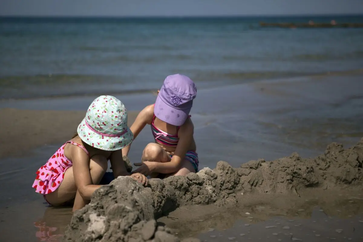 ++ ARCHIVBILD ++ Eine Kopfbedeckung schützt nicht nur Kinder vor Sonne und Hitze