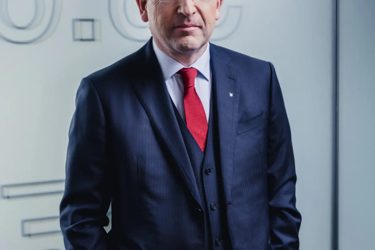 Weiß zieht sich von der Hypo Tirol-Spitze zurück