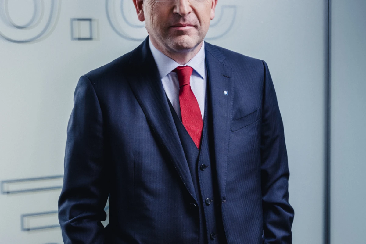 Weiß zieht sich von der Hypo Tirol-Spitze zurück