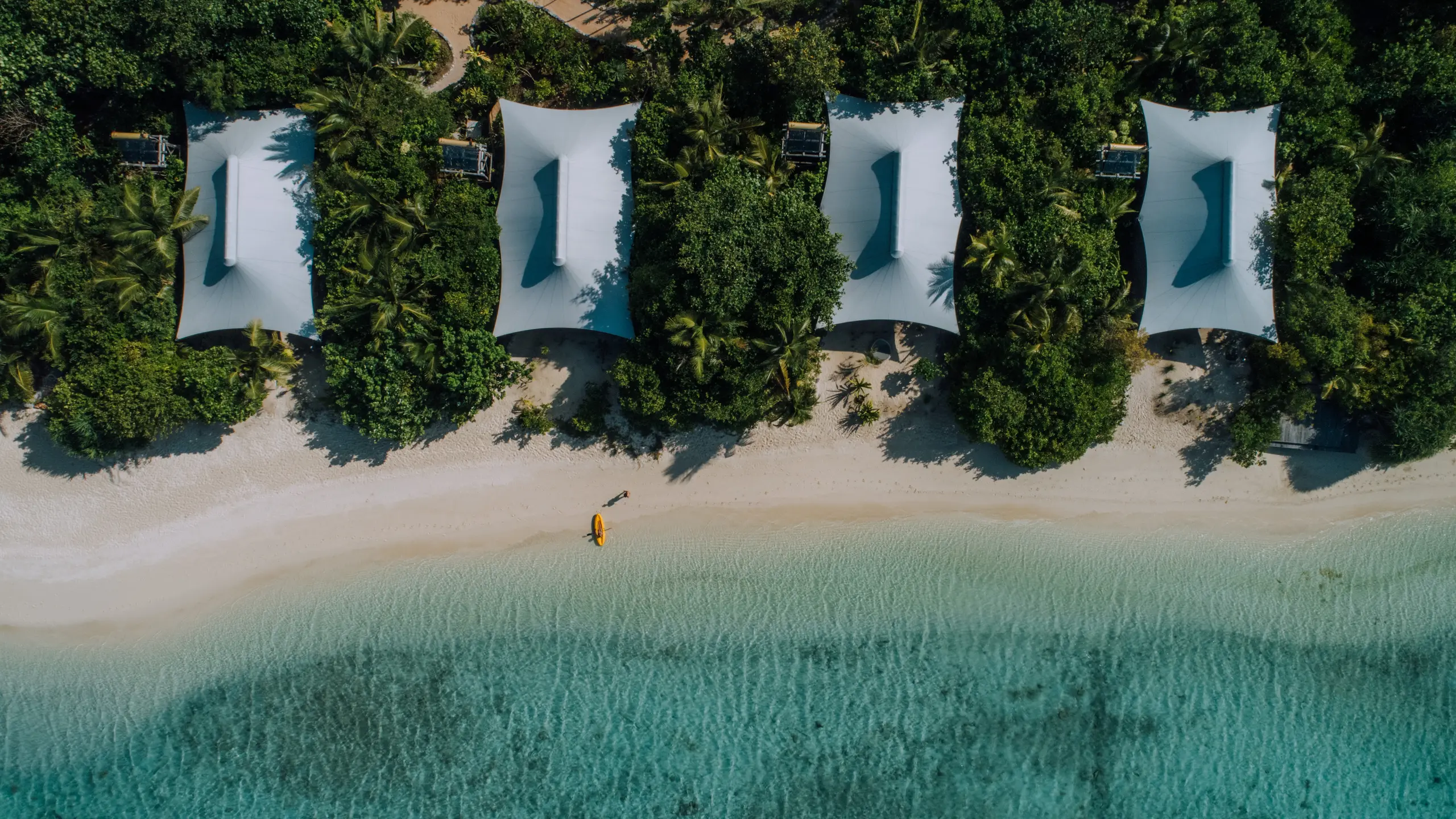 Hotelbungalows am Strand aus Vogelperspektive