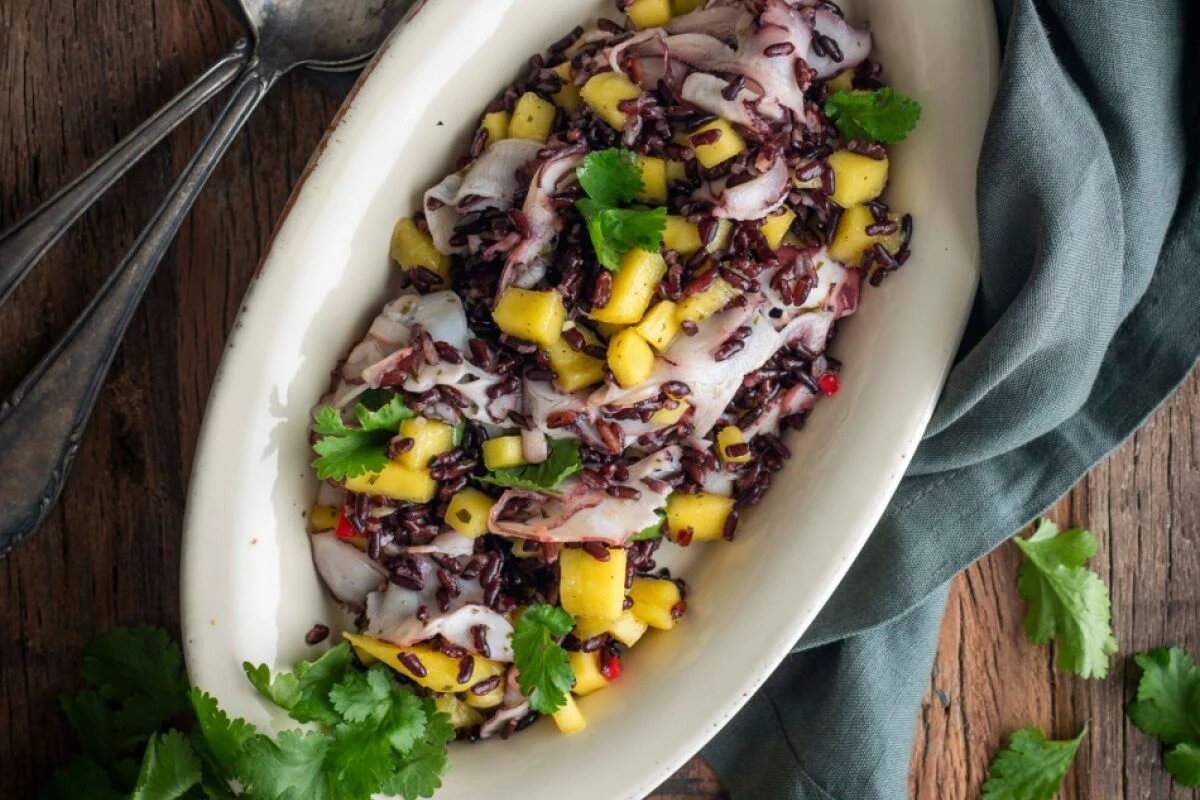 Dieser schwarze Reissalat mit Mango und Oktopus sticht sicher heraus