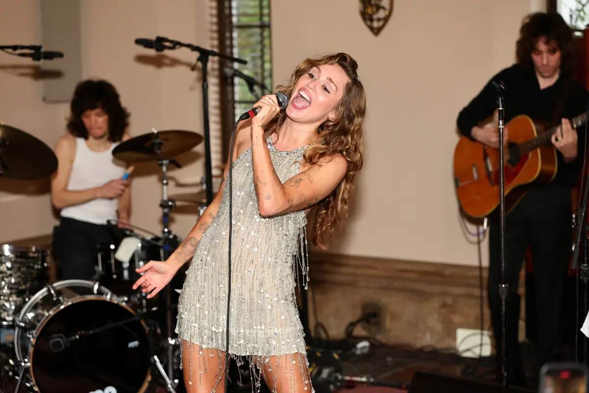 Miley Cyrus stellte neues Album in L.A. mit Performance vor