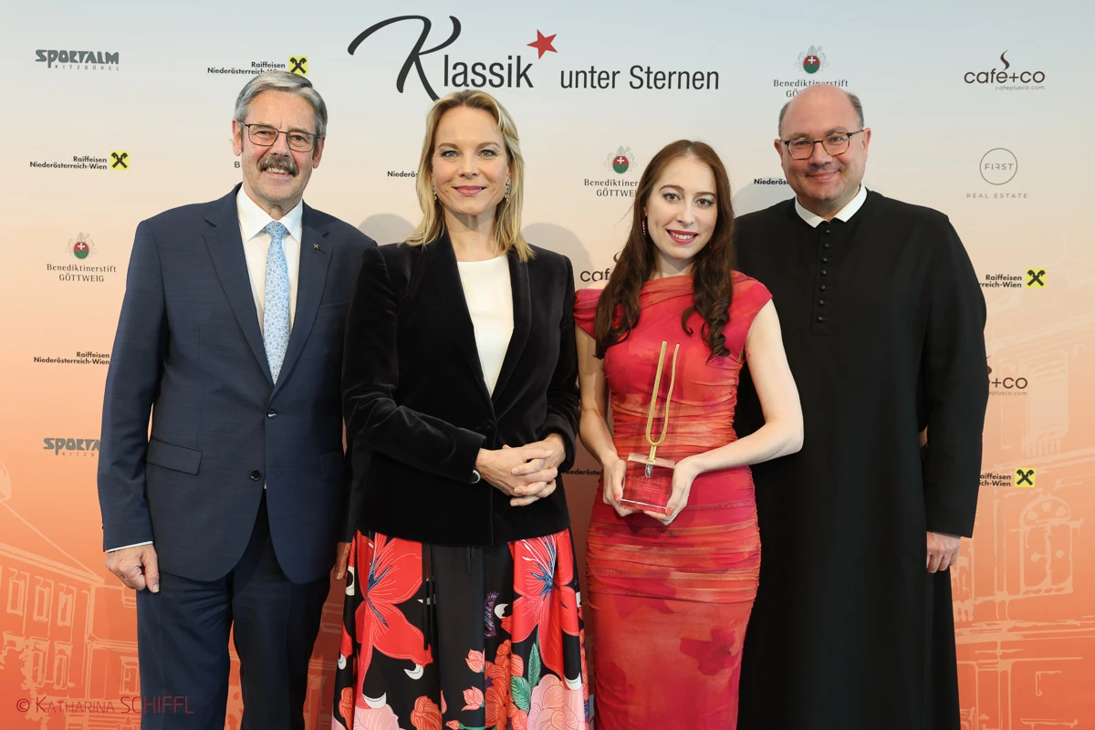 Elīna Garanča feiert 17 Jahre „Klassik unter Sternen“ – Hommage an Strauss und Verdi in Göttweig