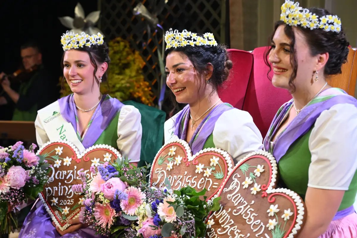 Die neue Narzissenkönigin Magdalena Egger (m.) und ihre Prinzessinen