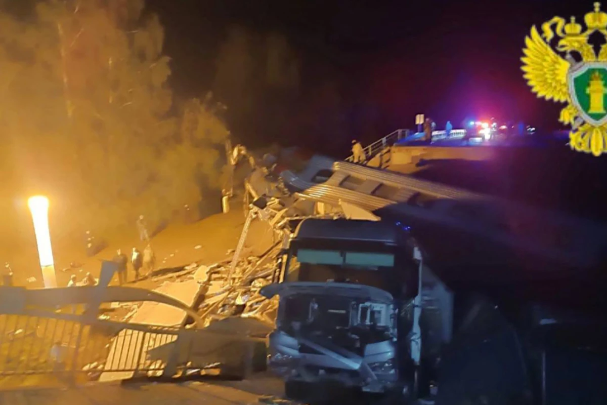 Autobahnbrücke stürzte auf Bahngleise