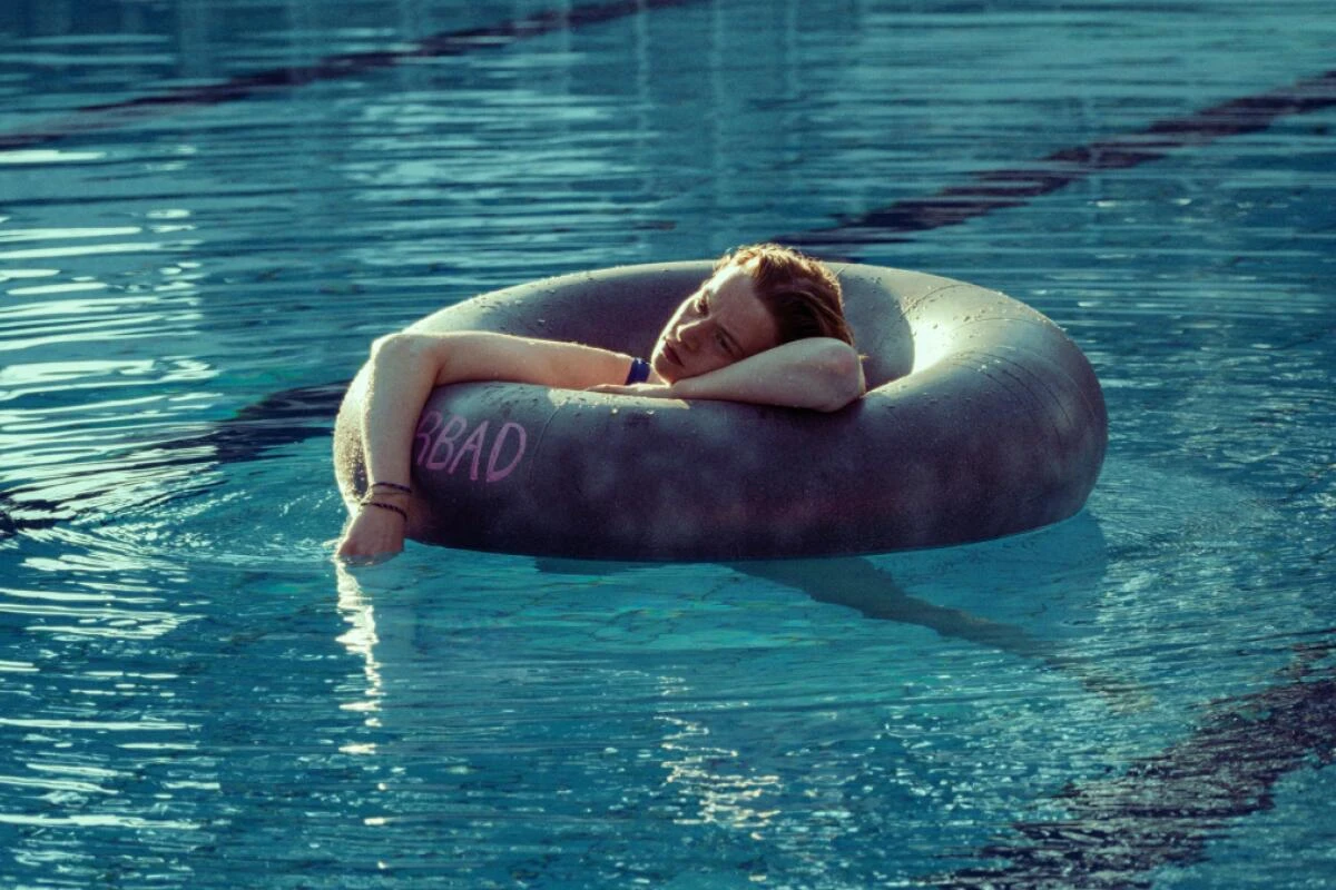 Im Freibad ist Tilda (Luna Wedler) in ihrer eigenen Welt