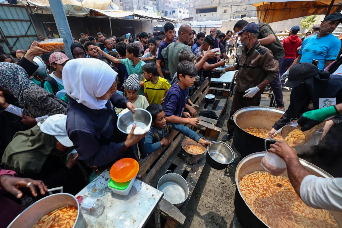 Palästinenser warten bei Essensausgabe im Gazastreifen