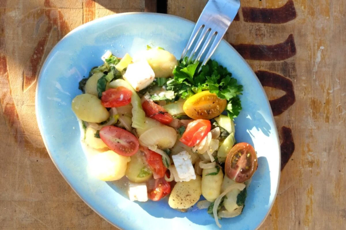 Das Grün kommt durch Pak Choi auf den Teller