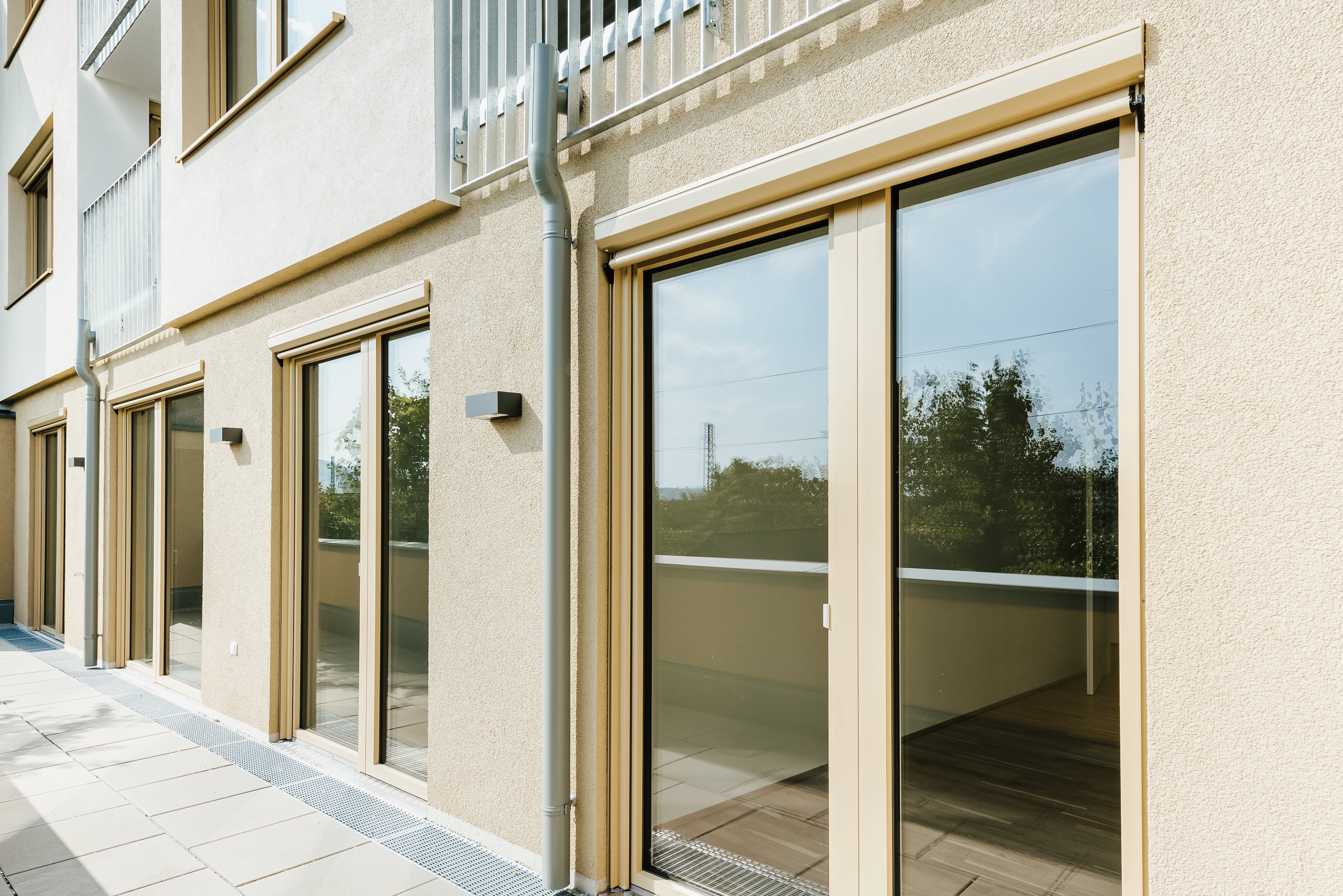 Gelbe Hausfassade mit Fensterfront