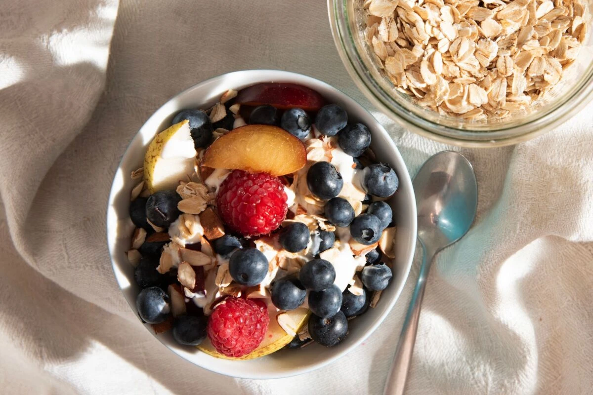Zarte Haferflocken eignen sich für Porridge, Bratlinge oder Panaden